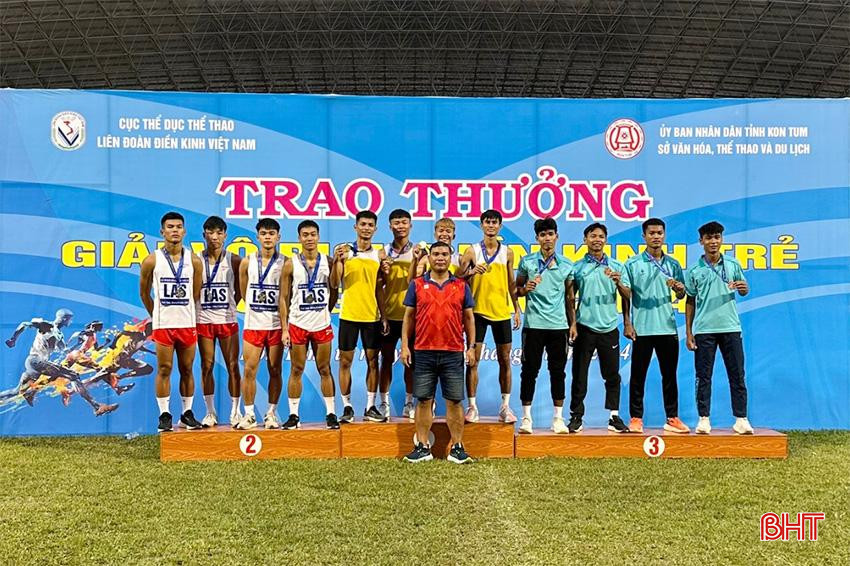 Các VĐV Hà Tĩnh giành HCV ở nội dung tiếp sức 4x100m nam đồng thời cũng phá kỷ lục quốc gia. Màu Cam Ảnh Sinh Nhật Bài đăng Facebook (850 x 567 px).jpg