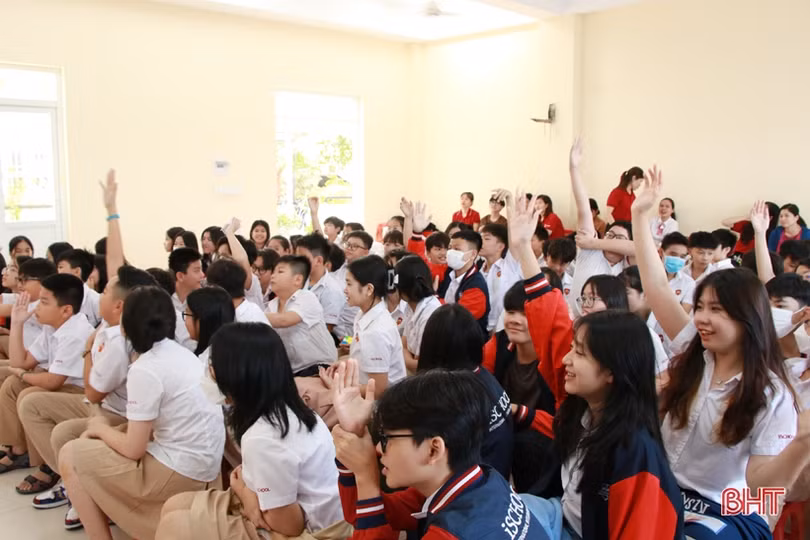 Học sinh iSchool Hà Tĩnh hào hứng trải nghiệm “Hình ảnh người nông dân trong Văn học Việt Nam”