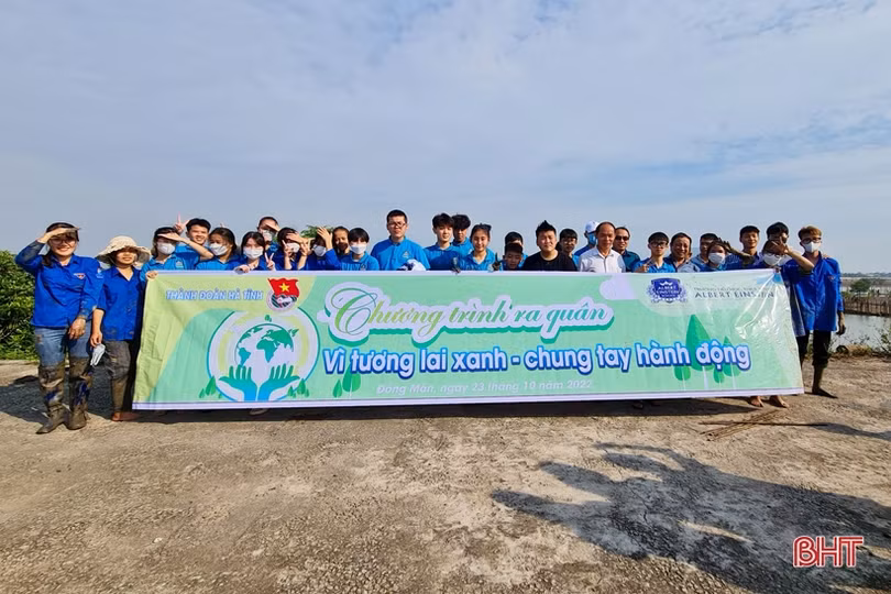 Học sinh Trường Albert Einstein trồng cây phục hồi rừng ngập mặn