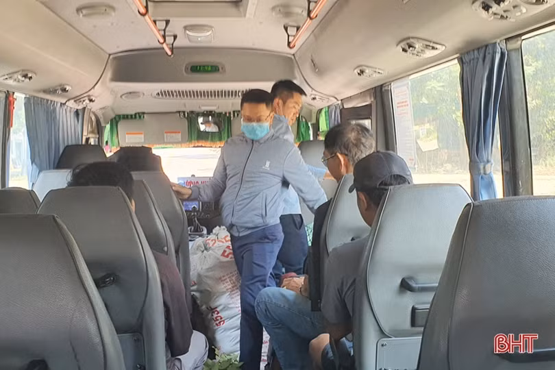 Xe buýt tuyến TP Hà Tĩnh - ga La Khê chất đầy hàng hóa, hành khách bức xúc