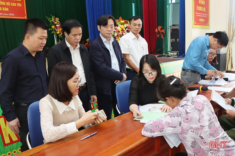 Những hộ dân đầu tiên ở Cẩm Xuyên nhận tiền đền bù dự án cao tốc Bắc - Nam