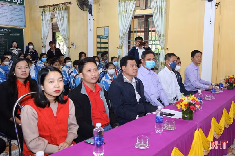 Thị xã Kỳ Anh: 136 học sinh khó khăn được trao tặng học phí