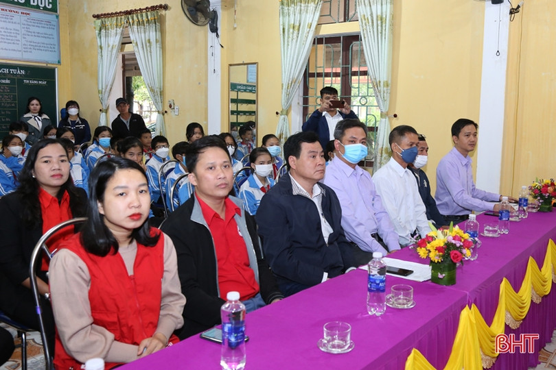 Thị xã Kỳ Anh: 136 học sinh khó khăn được trao tặng học phí
