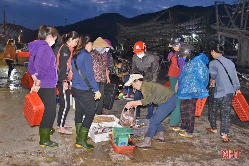 Tàu thuyền nằm bờ, các trung tâm mua bán hải sản lớn của Hà Tĩnh vẫn không thiếu nguồn cung