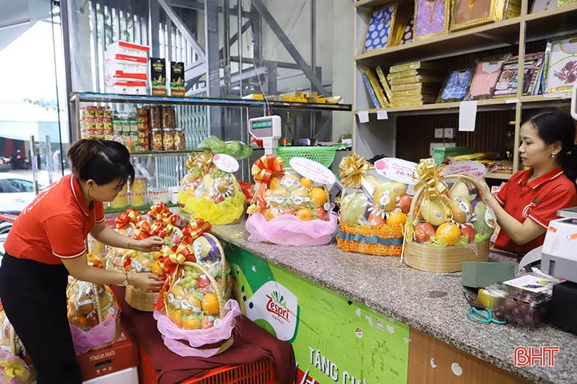 Nhộn nhịp thị trường hoa tươi, quà tặng dành cho phái đẹp tại Hà Tĩnh