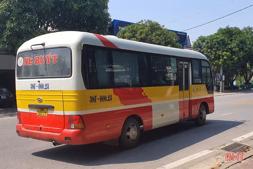 Xe buýt tuyến TP Hà Tĩnh - ga La Khê chất đầy hàng hóa, hành khách bức xúc