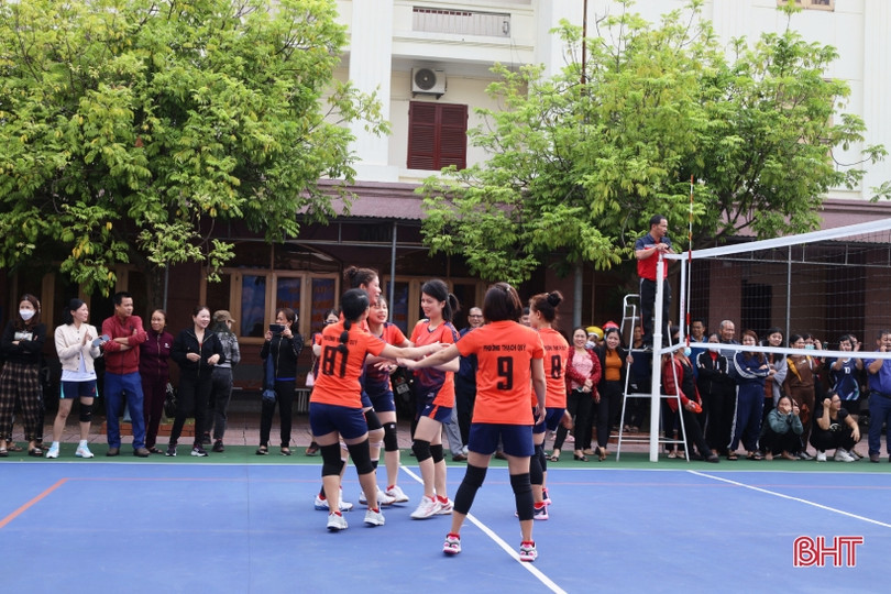 15 đội tranh tài Giải Bóng chuyền nữ Đại hội TDTT TP Hà Tĩnh