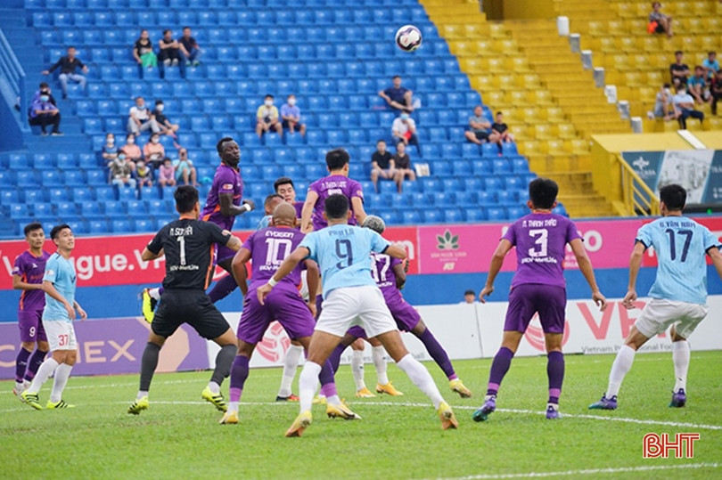 Hồng Lĩnh Hà Tĩnh cầm hòa Bình Dương trong trận đấu có 4 bàn thắng