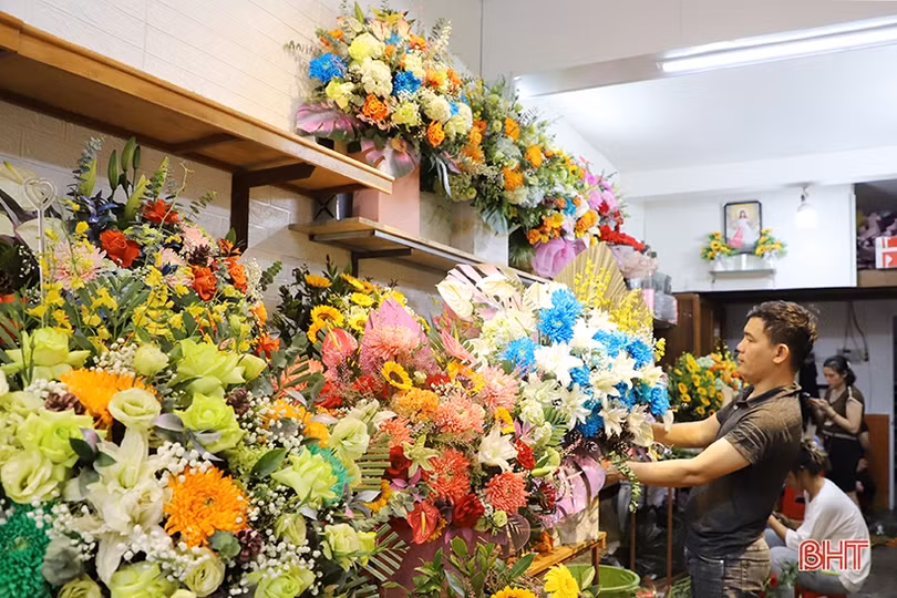 Nhộn nhịp thị trường hoa tươi, quà tặng dành cho phái đẹp tại Hà Tĩnh
