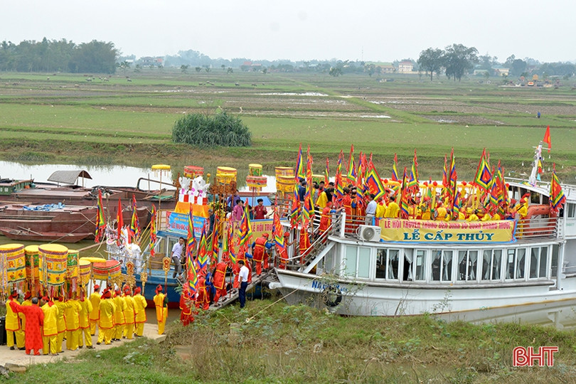 Nhiều hoạt động văn hóa truyền thống diễn ra tại lễ hội đền Cả từ ngày 28-31/10