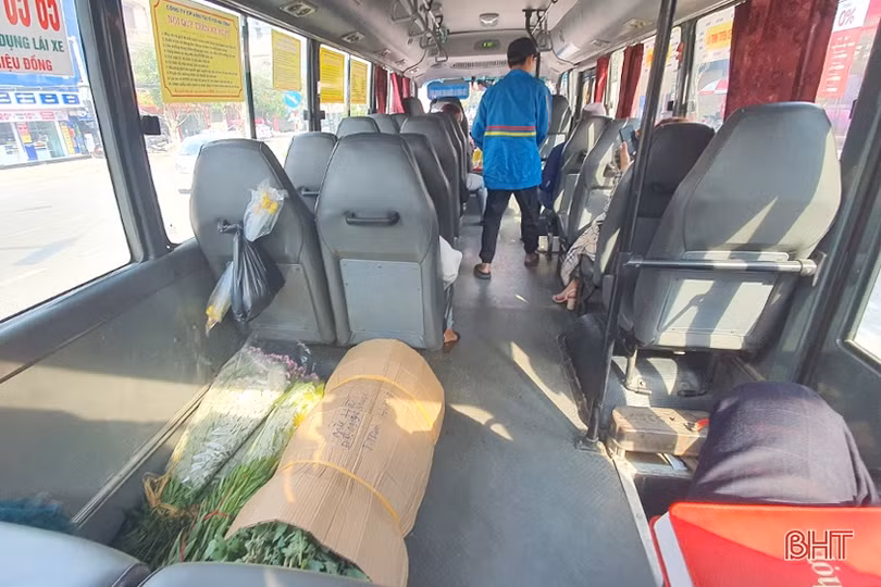 Xe buýt tuyến TP Hà Tĩnh - ga La Khê chất đầy hàng hóa, hành khách bức xúc