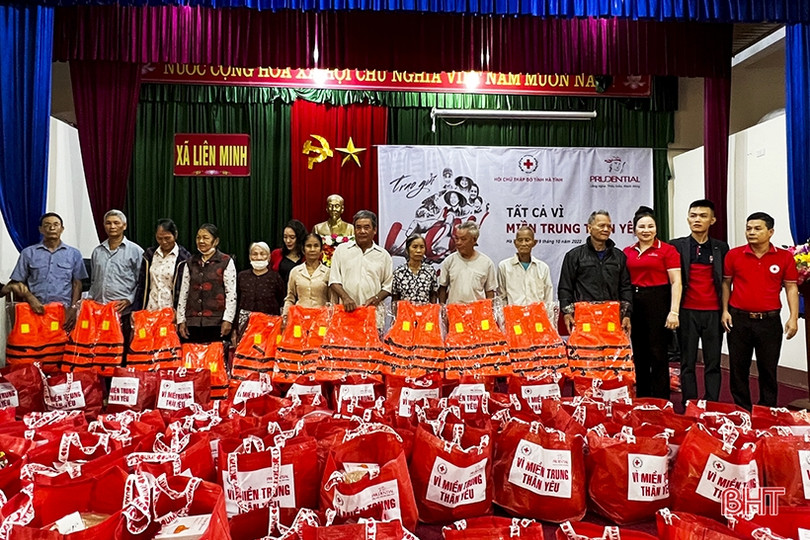 Prudential trao quà hỗ trợ người dân ngập lụt ở Đức Thọ