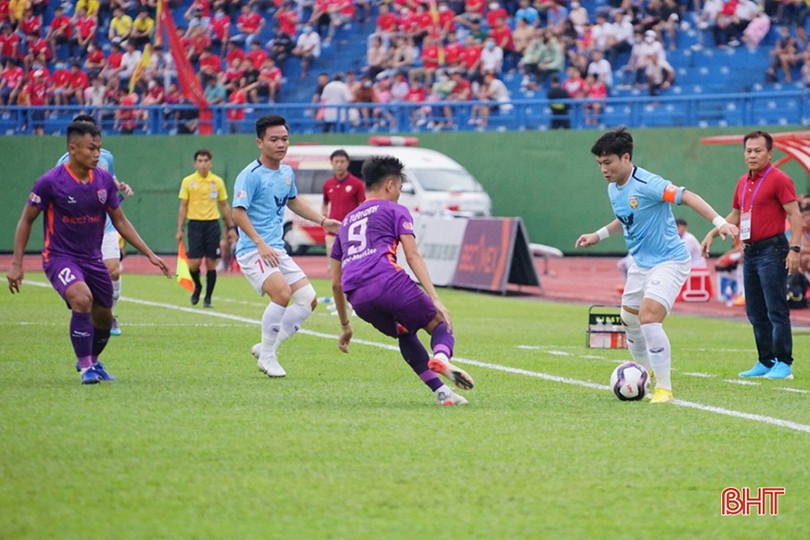 Hồng Lĩnh Hà Tĩnh cầm hòa Bình Dương trong trận đấu có 4 bàn thắng