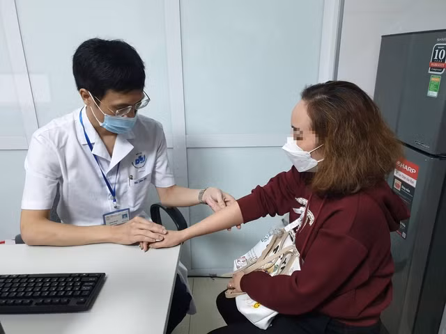 Bác sĩ chỉ cách hạn chế viêm da mùa lạnh