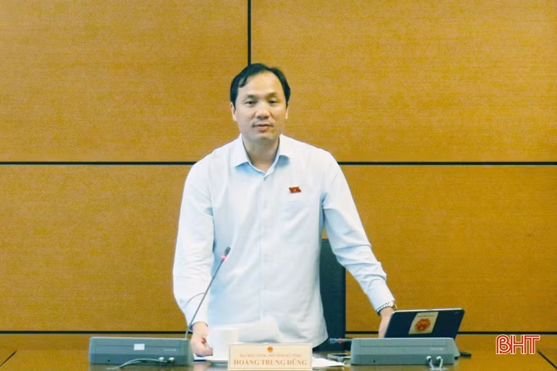 Trưởng đoàn ĐBQH Hà Tĩnh điều hành phiên thảo luận tổ về tình hình kinh tế, ngân sách