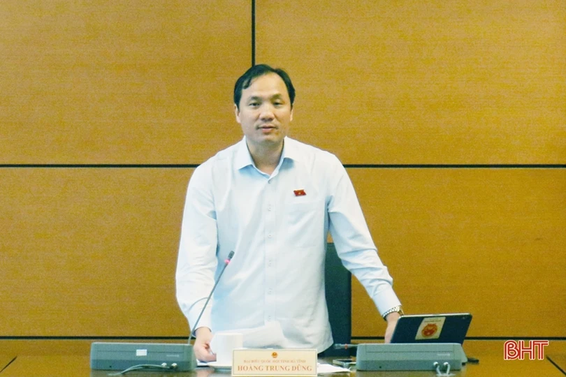 Trưởng đoàn ĐBQH Hà Tĩnh điều hành phiên thảo luận tổ về tình hình kinh tế, ngân sách