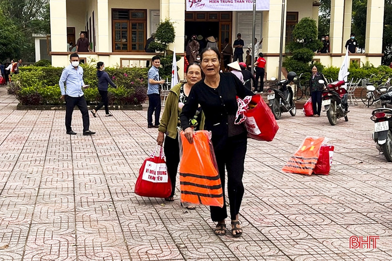 Prudential trao quà hỗ trợ người dân ngập lụt ở Đức Thọ