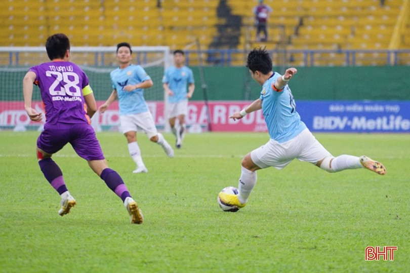 Hồng Lĩnh Hà Tĩnh cầm hòa Bình Dương trong trận đấu có 4 bàn thắng