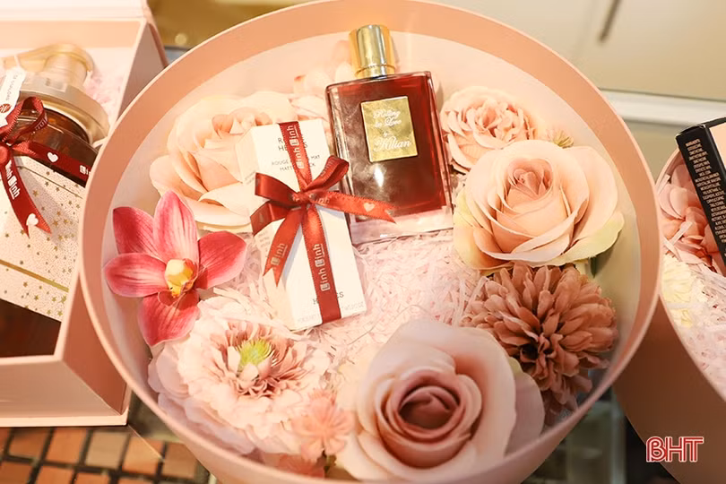 Nhộn nhịp thị trường hoa tươi, quà tặng dành cho phái đẹp tại Hà Tĩnh