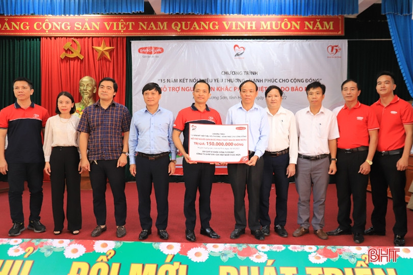 Bảo hiểm nhân thọ Dai-ichi trao 300 suất quà cho người dân Hương Sơn