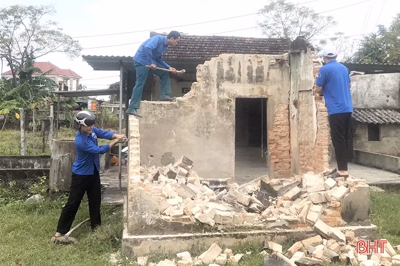 Người dân xã ven biển Hà Tĩnh hiến hơn 400 mét vuông đất mở rộng đường giao thông