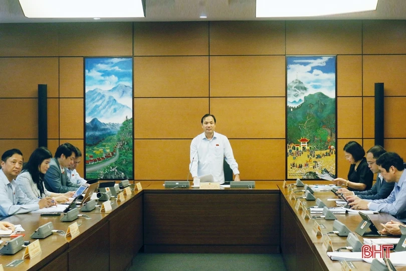 Trưởng đoàn ĐBQH Hà Tĩnh điều hành phiên thảo luận tổ về tình hình kinh tế, ngân sách