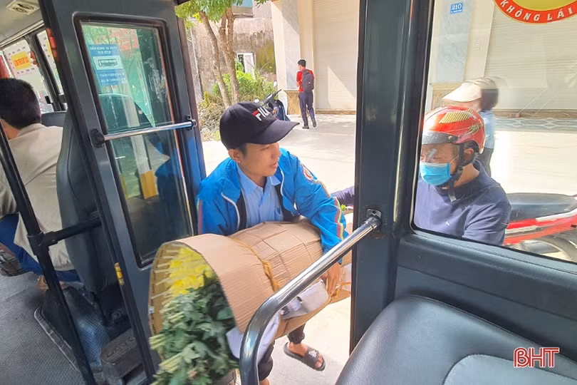 Xe buýt tuyến TP Hà Tĩnh - ga La Khê chất đầy hàng hóa, hành khách bức xúc