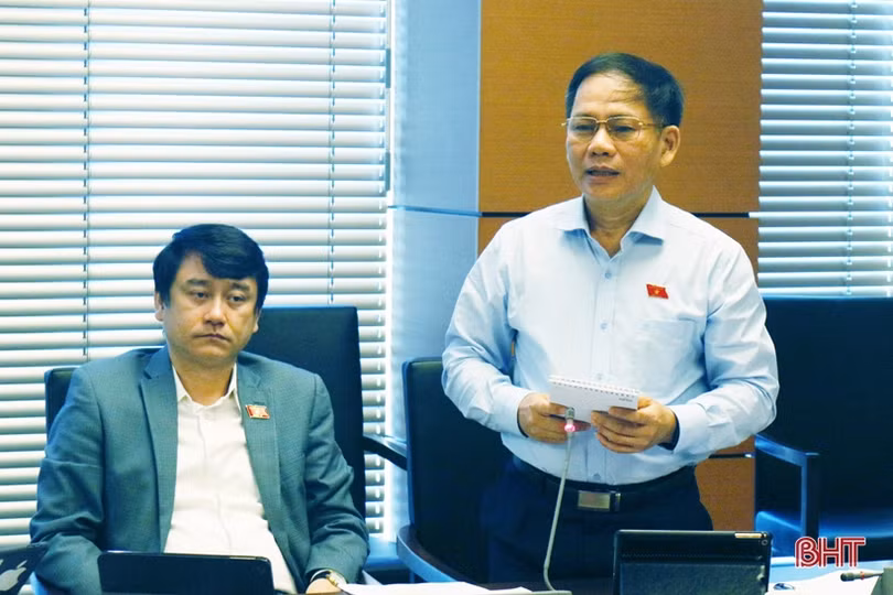 Trưởng đoàn ĐBQH Hà Tĩnh điều hành phiên thảo luận tổ về tình hình kinh tế, ngân sách