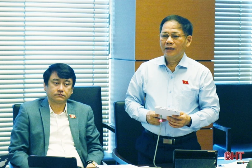 Trưởng đoàn ĐBQH Hà Tĩnh điều hành phiên thảo luận tổ về tình hình kinh tế, ngân sách