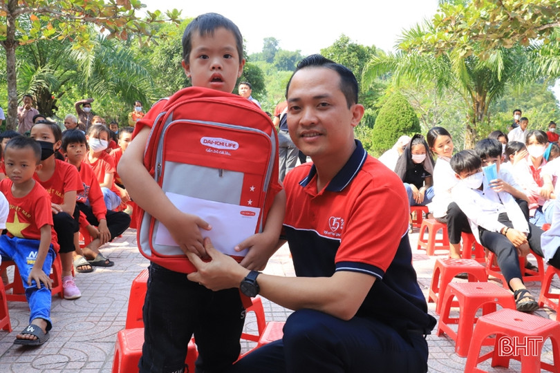 Bảo hiểm nhân thọ Dai-ichi trao 300 suất quà cho người dân Hương Sơn