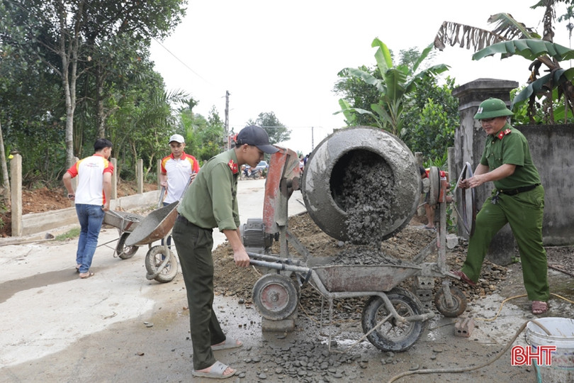 Các lực lượng ra quân giúp xã Sơn Lĩnh xây dựng nông thôn mới nâng cao