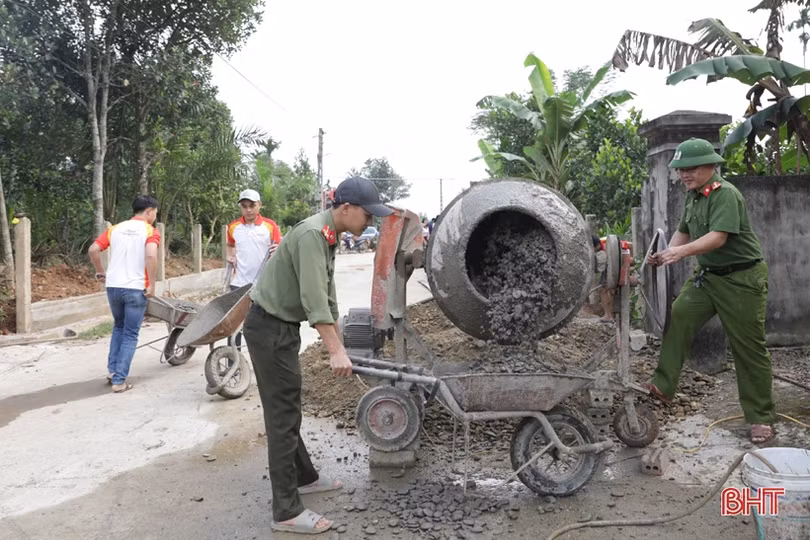 Các lực lượng ra quân giúp xã Sơn Lĩnh xây dựng nông thôn mới nâng cao