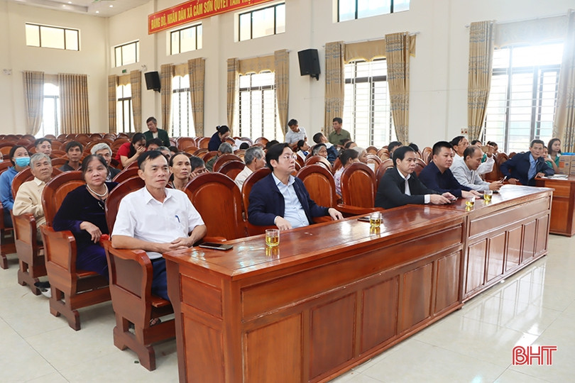 Những hộ dân đầu tiên ở Cẩm Xuyên nhận tiền đền bù dự án cao tốc Bắc - Nam