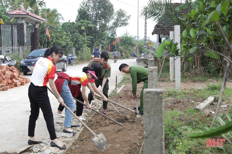 Các lực lượng ra quân giúp xã Sơn Lĩnh xây dựng nông thôn mới nâng cao