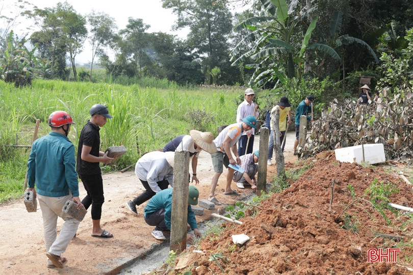 Các lực lượng ra quân giúp xã Sơn Lĩnh xây dựng nông thôn mới nâng cao