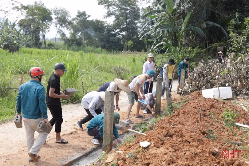 Các lực lượng ra quân giúp xã Sơn Lĩnh xây dựng nông thôn mới nâng cao