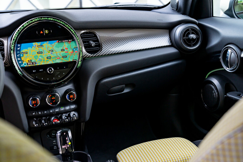 MINI Cooper S 5-Cửa Resolute Edition mới ra mắt tại Việt Nam