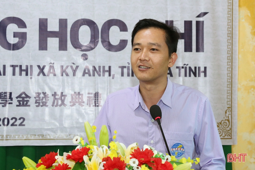 Thị xã Kỳ Anh: 136 học sinh khó khăn được trao tặng học phí