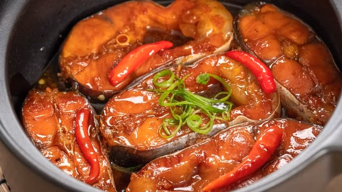 Cá kho sả ớt - đậm đà mâm cơm ngày mưa lạnh