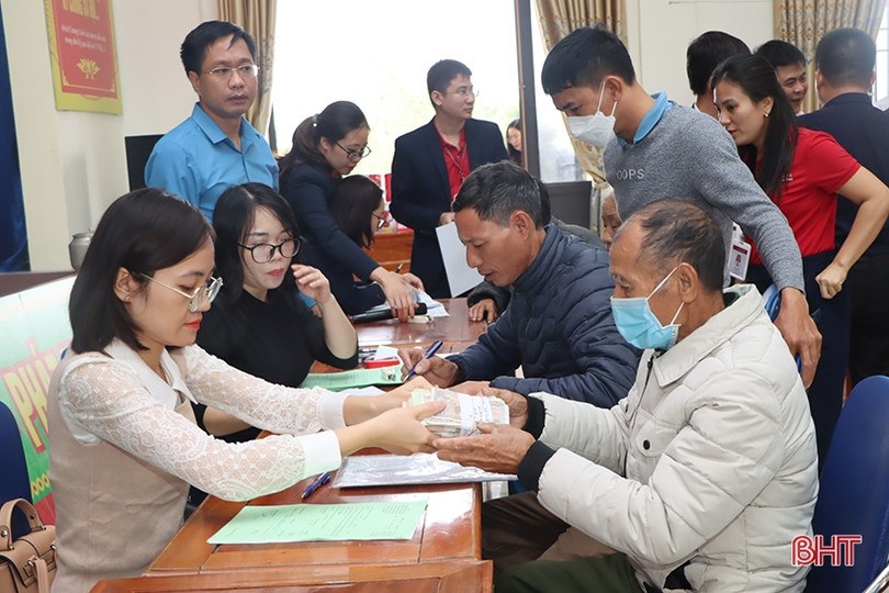 Những hộ dân đầu tiên ở Cẩm Xuyên nhận tiền đền bù dự án cao tốc Bắc - Nam