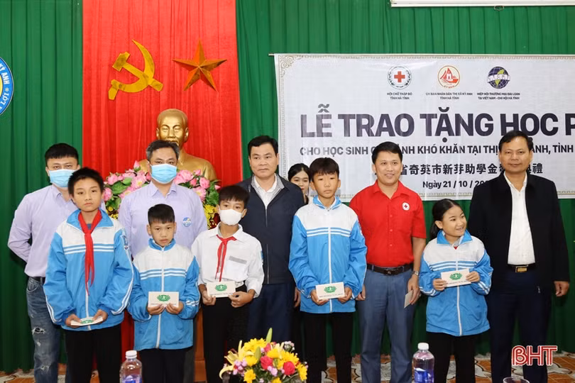 Thị xã Kỳ Anh: 136 học sinh khó khăn được trao tặng học phí