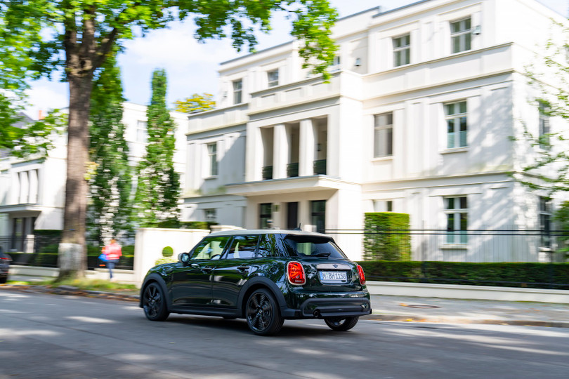 MINI Cooper S 5-Cửa Resolute Edition mới ra mắt tại Việt Nam