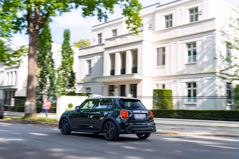 MINI Cooper S 5-Cửa Resolute Edition mới ra mắt tại Việt Nam