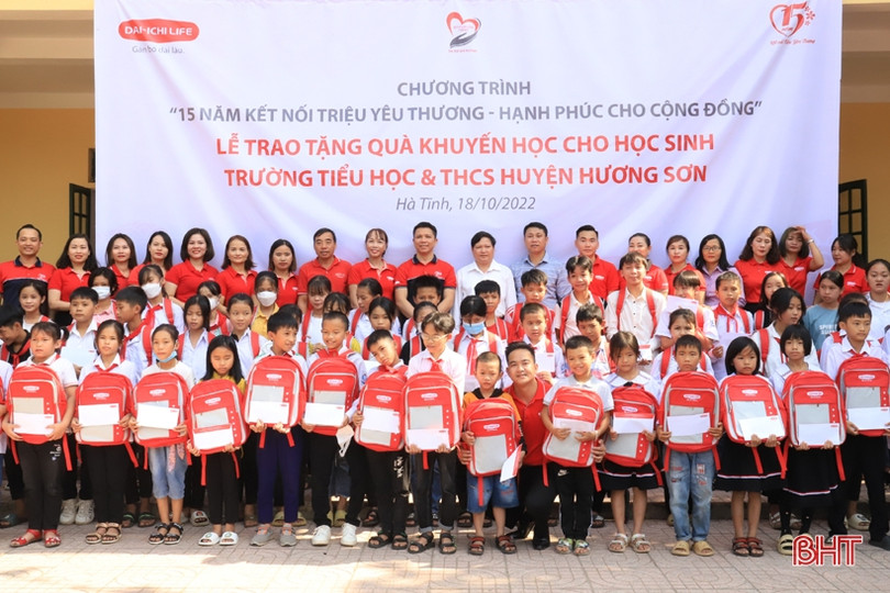 Bảo hiểm nhân thọ Dai-ichi trao 300 suất quà cho người dân Hương Sơn
