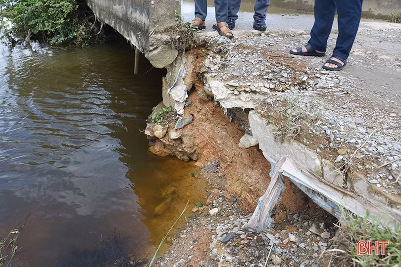 Biết cầu “rệu rã” vẫn buộc phải... đi qua!