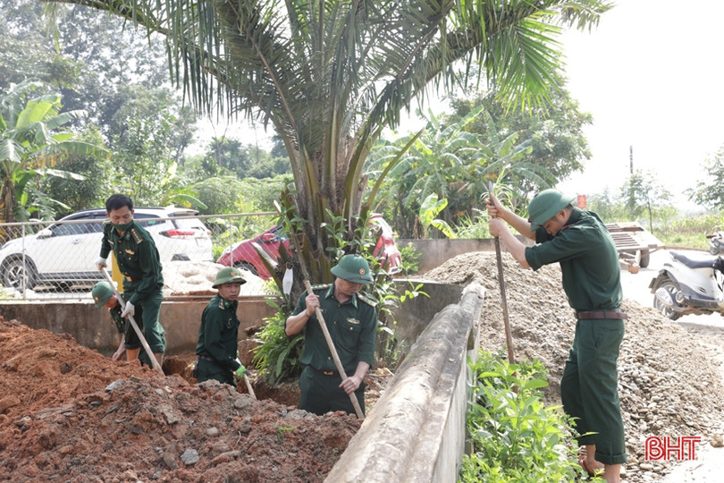 Các lực lượng ra quân giúp xã Sơn Lĩnh xây dựng nông thôn mới nâng cao