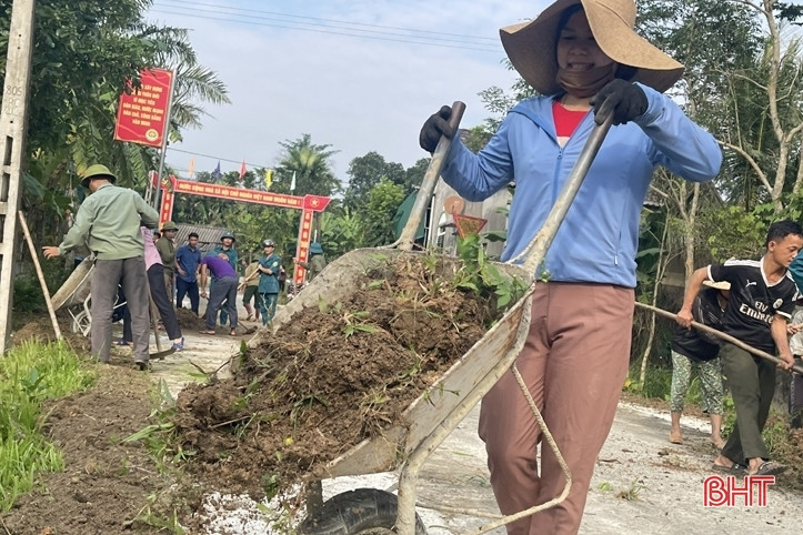 Các lực lượng ra quân giúp xã Sơn Lĩnh xây dựng nông thôn mới nâng cao