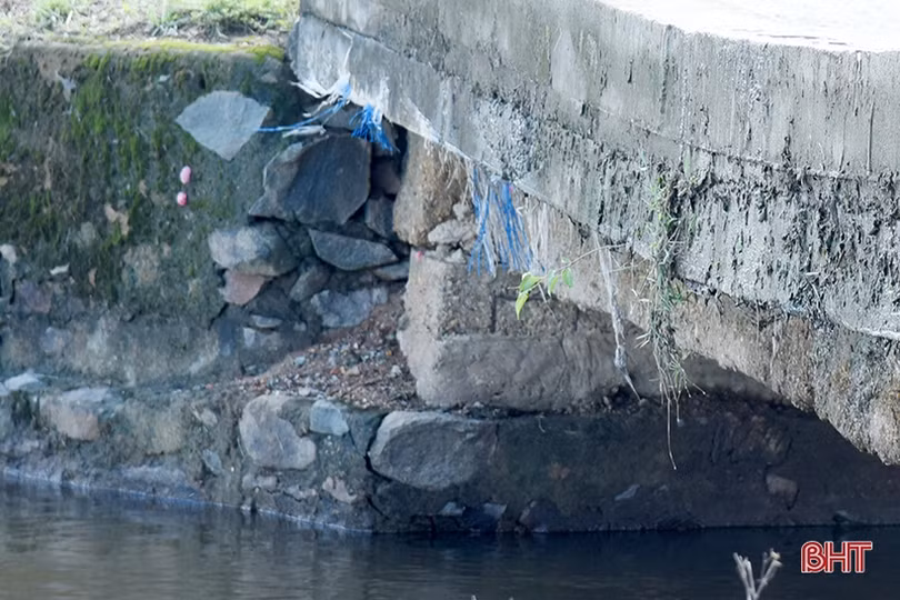 Biết cầu “rệu rã” vẫn buộc phải... đi qua!