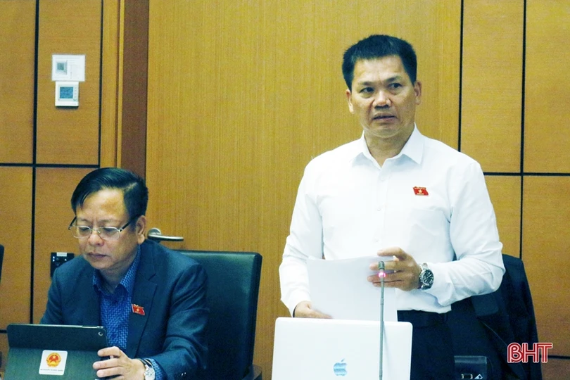 Trưởng đoàn ĐBQH Hà Tĩnh điều hành phiên thảo luận tổ về tình hình kinh tế, ngân sách