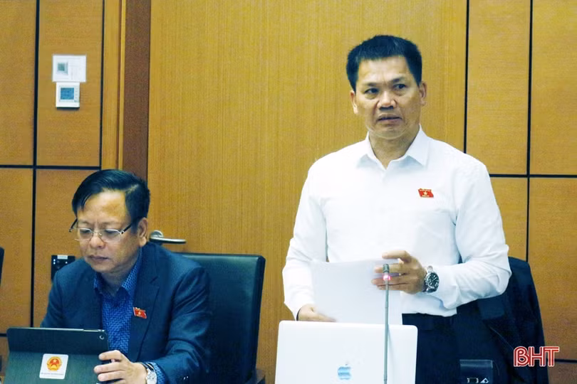 Trưởng đoàn ĐBQH Hà Tĩnh điều hành phiên thảo luận tổ về tình hình kinh tế, ngân sách